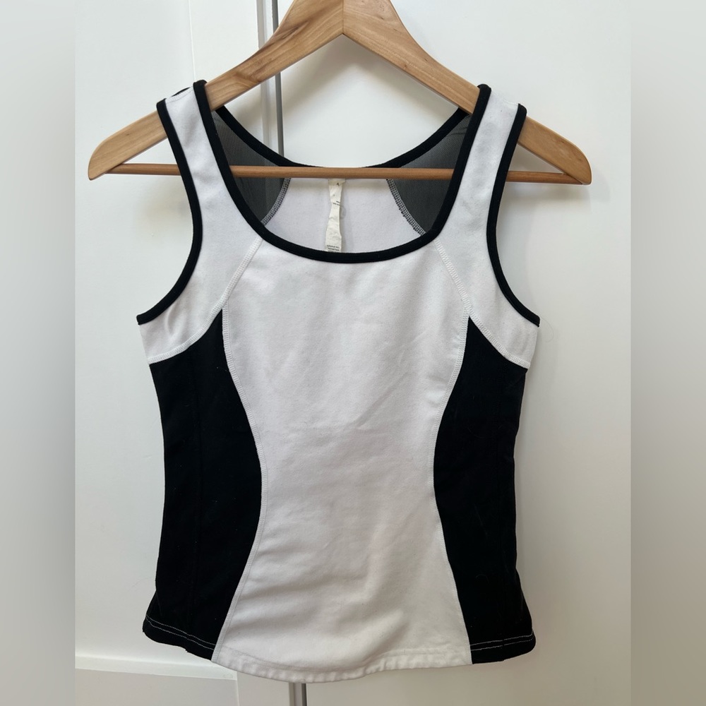 Lululemon tank. No built in bra.